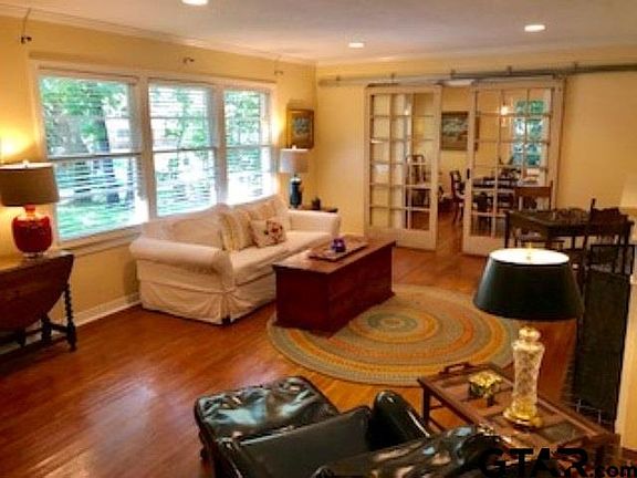 3rd image of 108 SE Lakeshore Dr