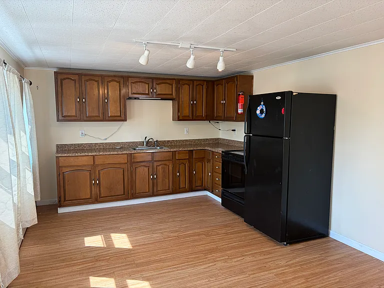 214 Center St #6 — Photo 4