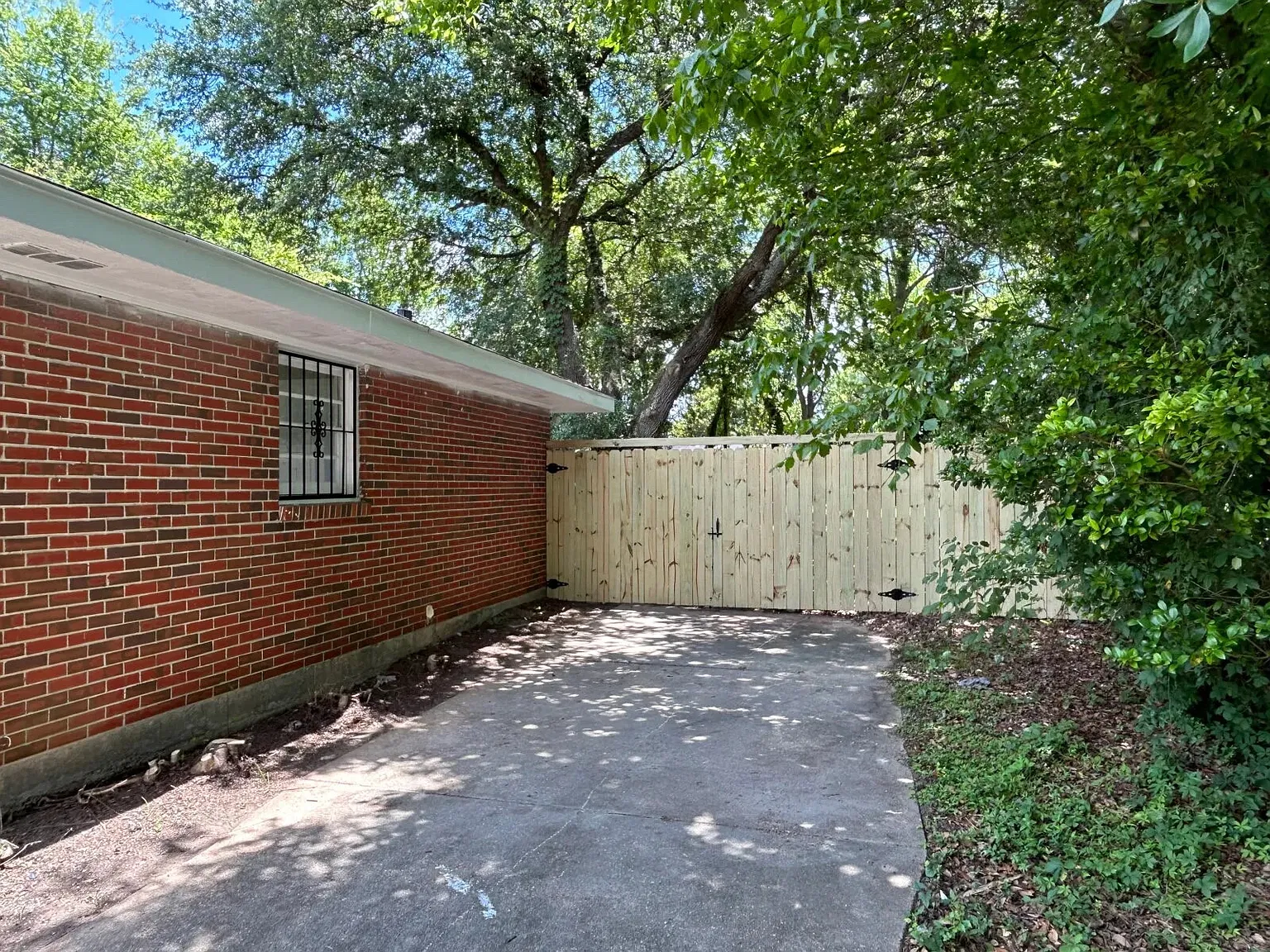 3 bed, 1200 sqft, $1,400 — Photo 3