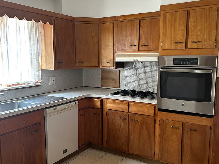 477 Winspear Ave #1 — Photo 8