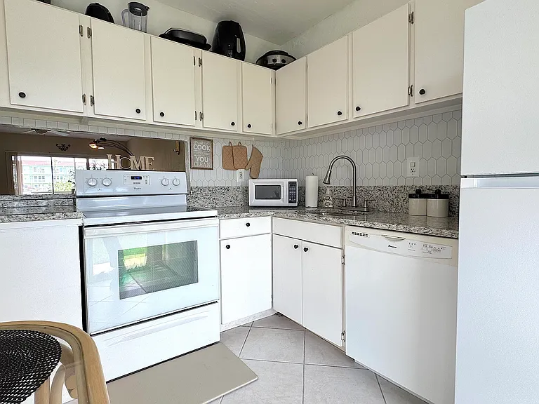 721 S Beach St — Photo 2