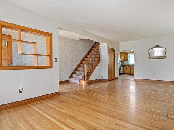 4th image of 374-376 East St #1