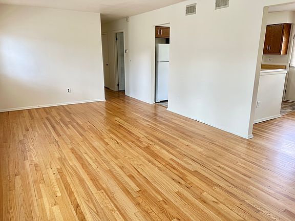 3rd image of 944 Longboat Ave