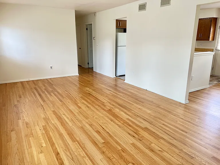 944 Longboat Ave — Photo 3