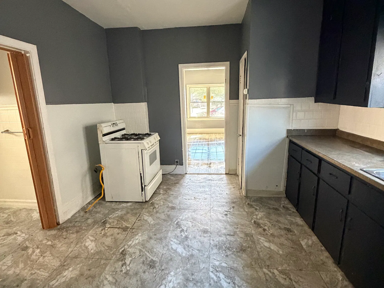 2 bed, 700 sqft, $750 — Photo 1