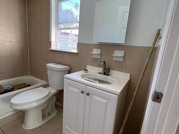 3rd image of 658 18th Ave #3