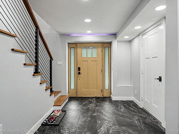 4th image of 290 Larkspur St