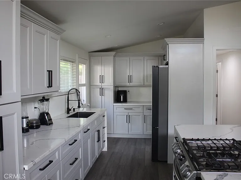 2128 W Larkspur Dr — Photo 5