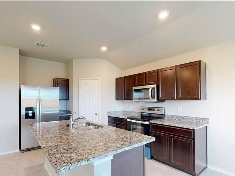 1261 Lindsey Dr — Photo 5