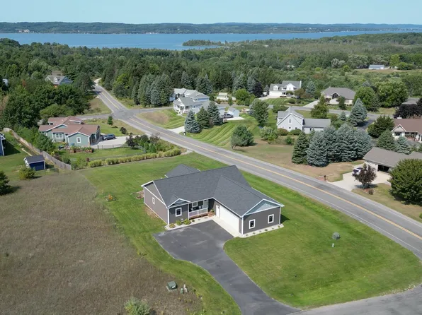 7317 E Leelanau Hills Dr, Traverse City, MI 49684