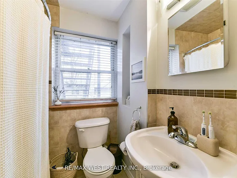734 Indian Rd #MAIN FL — Photo 17