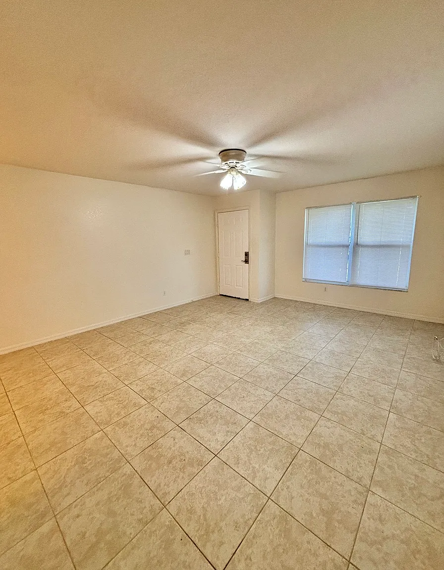 3 Bedroom 2 Bath 1 Car garage Duplex! Convenient Location! — Photo 4