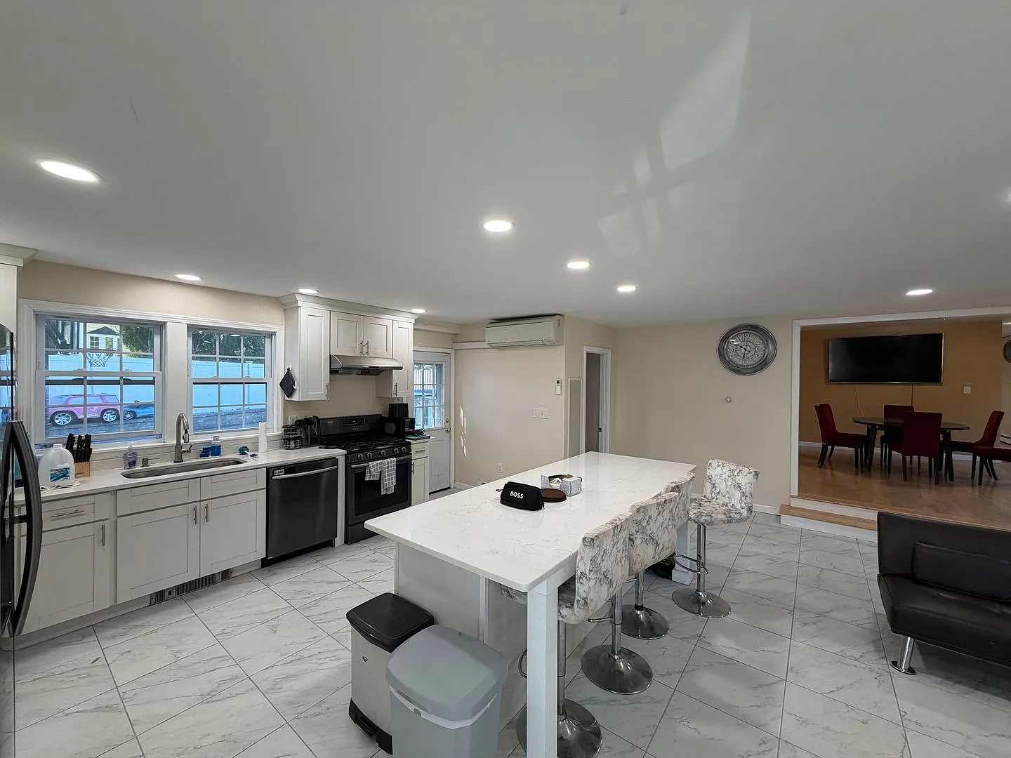 Large Haverhill Single Family Home With Pool and Hot Tub- Avail Now — Photo 1