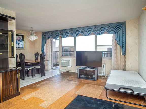 4th image of 2915 W 5th St APT 21H