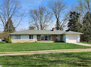 911 E Monroe Rd, Saint Louis, MI 48880