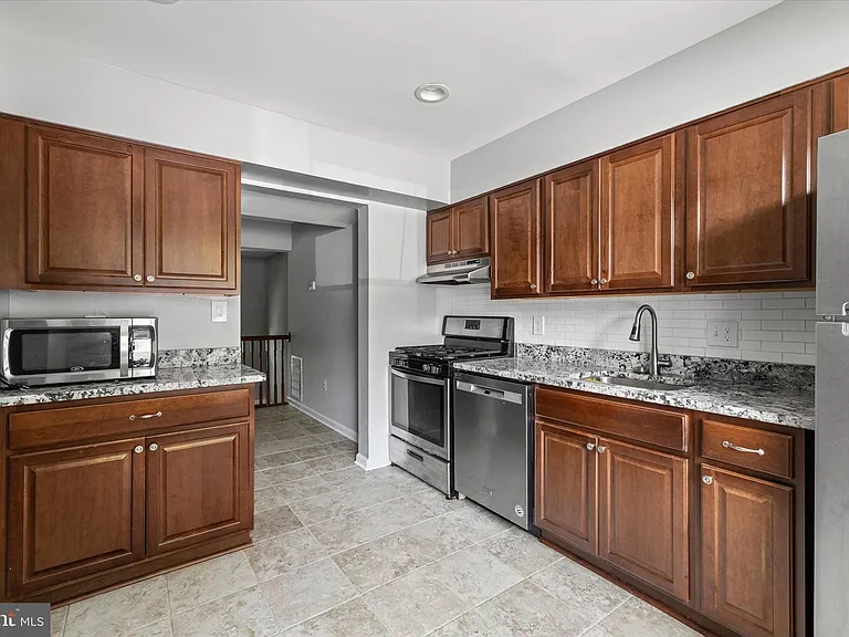 2022 Mayflower Dr — Photo 3