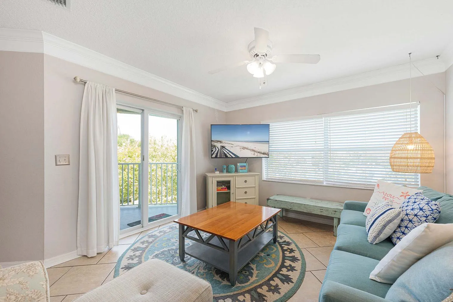 2 bed, 2.0 bath, 904 sqft, $2,736 — Photo 2