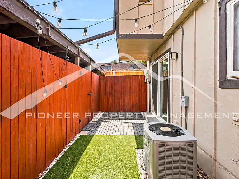 1827 Quail St #10 — Photo 11