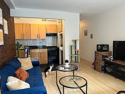 4th image of 410 W 48th St APT 25
