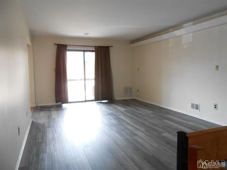 512 Sharon Gdn — Photo 7