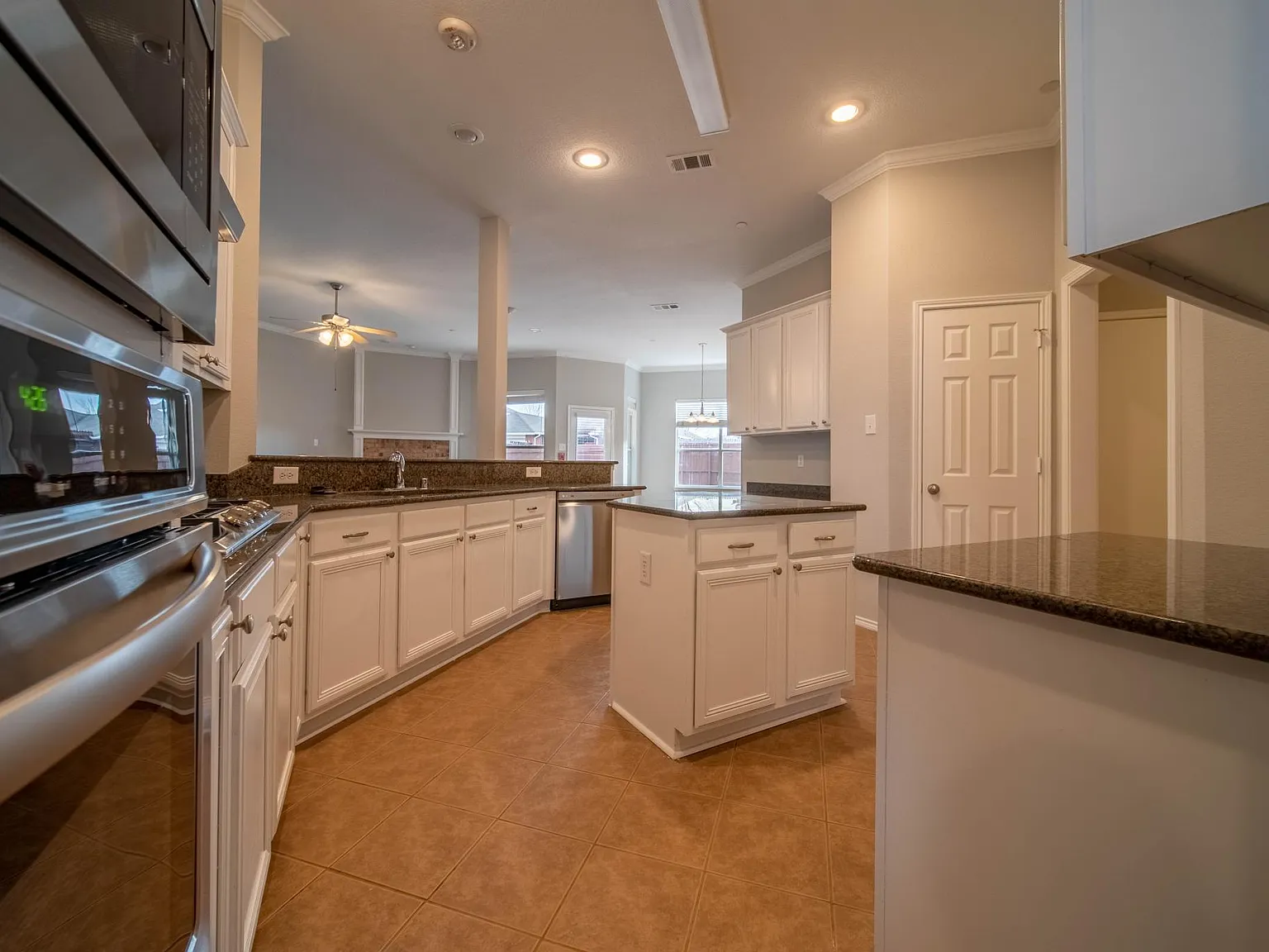 4 bed, 3584 sqft, $3,295 — Photo 3