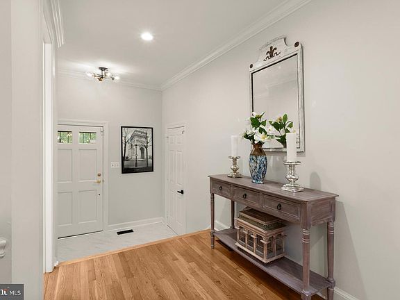 4th image of 6312 Chaucer View Cir