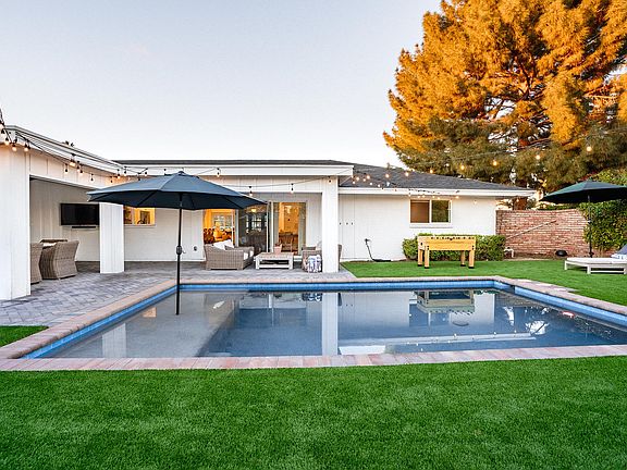 Heated Pool to 82 Degrees (optional at $40 per night)