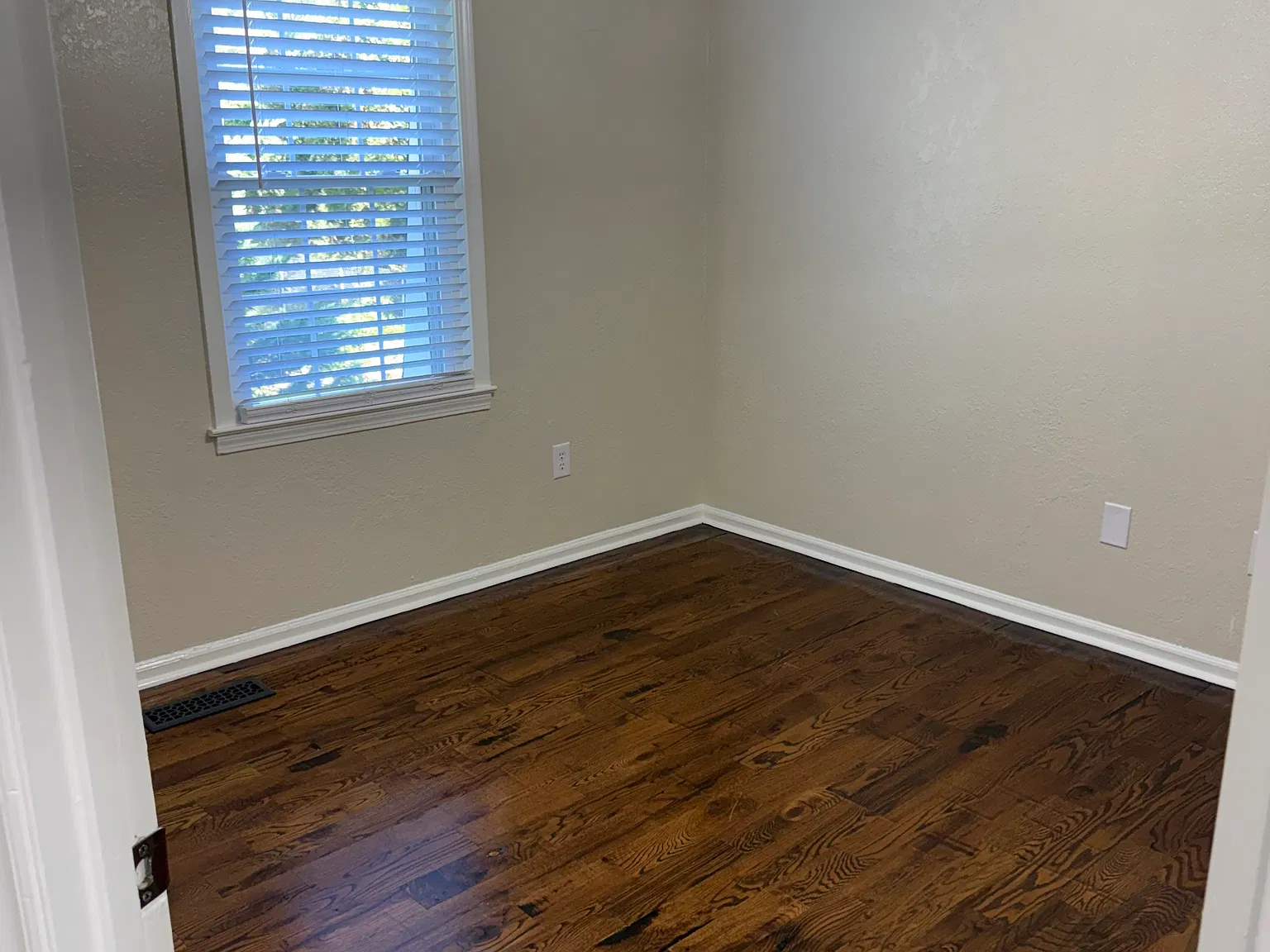 2 bed, 1.5 bath, 950 sqft, $1,150 — Photo 3