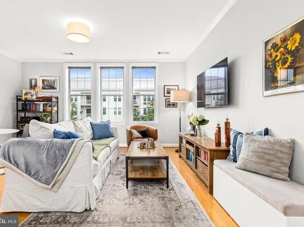 400 Cameron Station Blvd APT 323, Alexandria, VA 22304