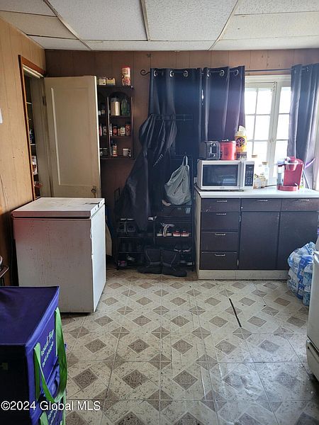 4th image of 2221 Broadway