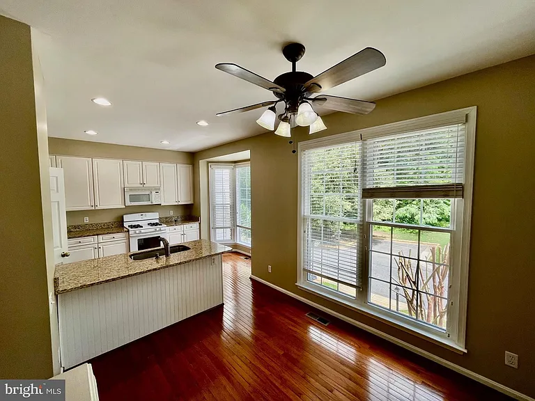 7504 Lamoyne Ct — Photo 16