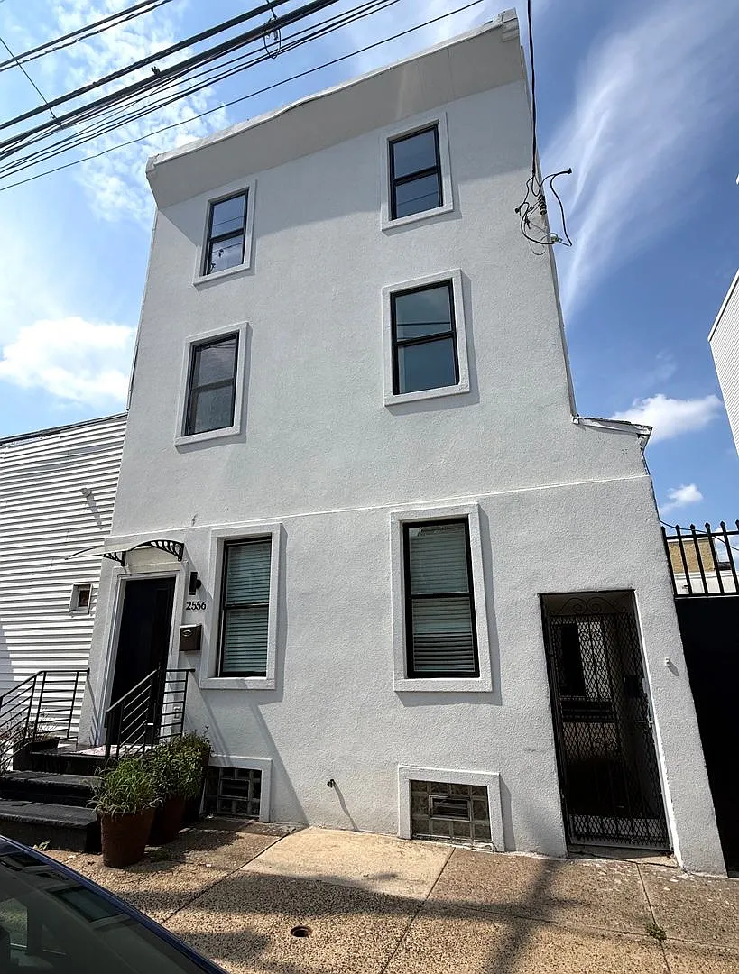 2556 E Somerset St — Photo 2