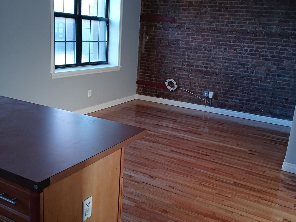 1st image of 528 Bay St