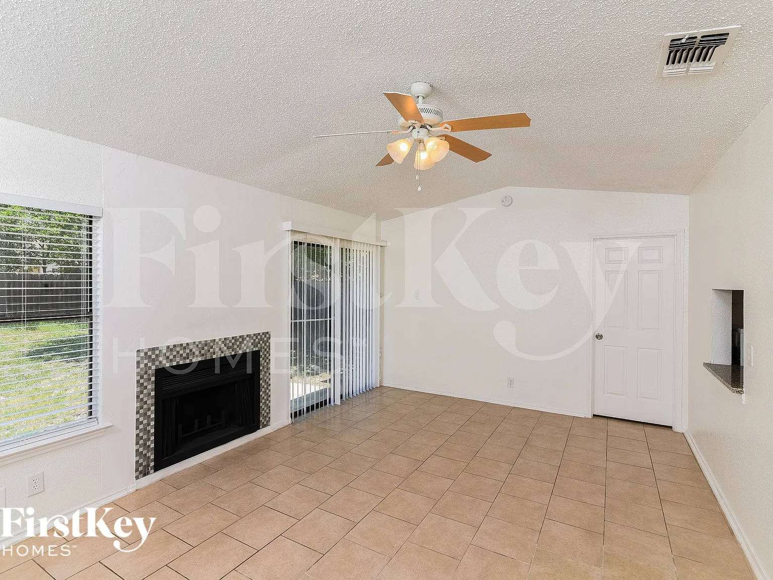 3 bed, 2.0 bath, 1187 sqft, $1,330 — Photo 3