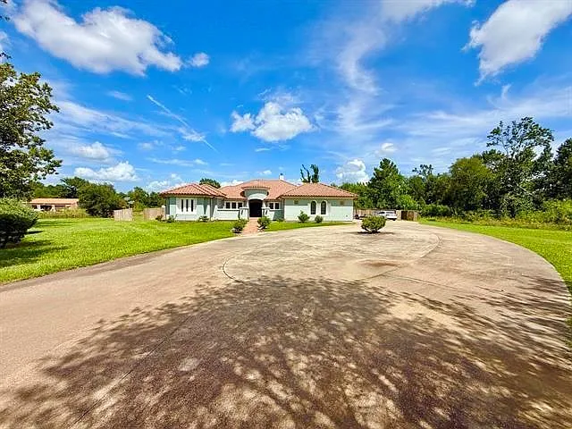4 bed, 3.5 bath, 4211 sqft, $3,495 — Photo 2