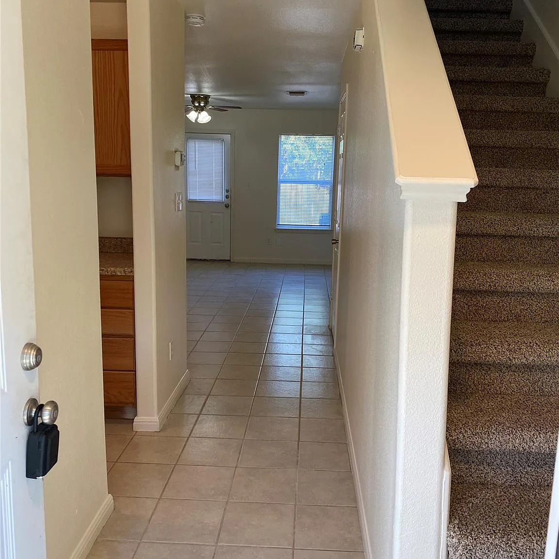 1 bed, 1.5 bath, 16462 sqft, $1,000 — Photo 2