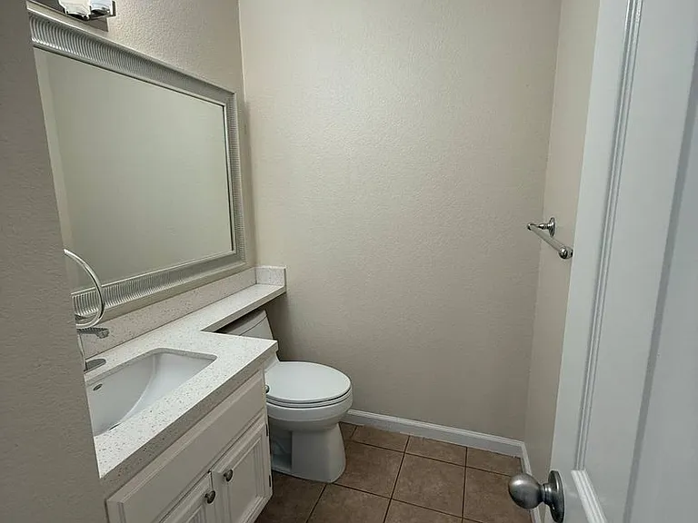 704 Newport Cir — Photo 9