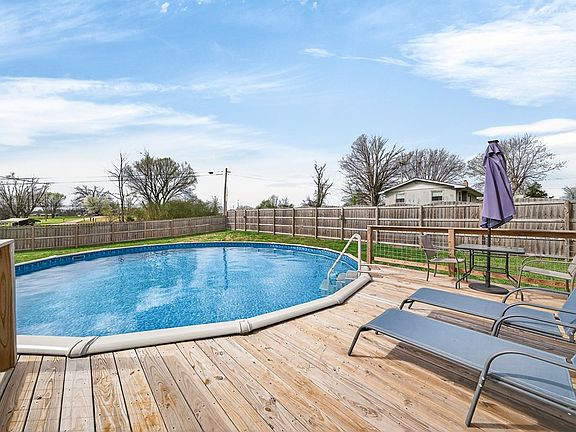 3rd image of 225 Peach St