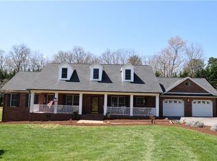 1053 Walnut Acres Dr, Hickory, NC 28602