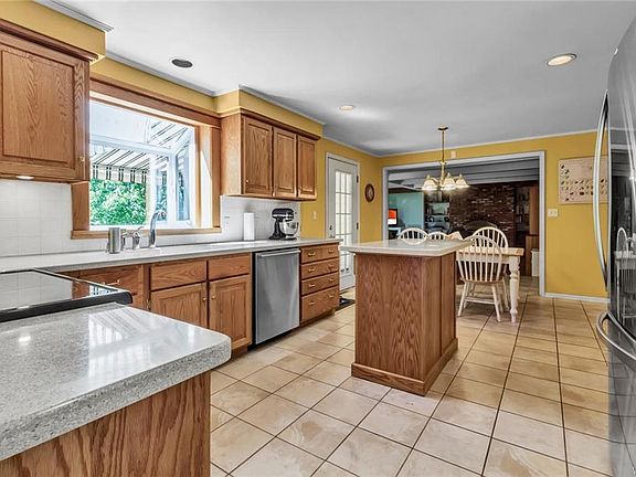 3rd image of 34 Torry Dr