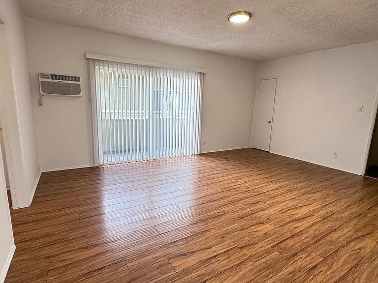 6632 Darby Ave — Photo 3