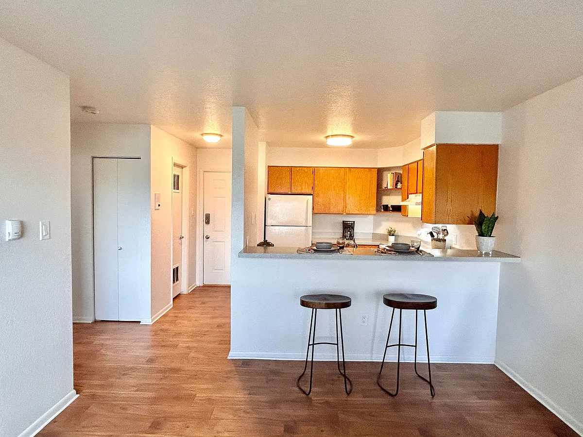 Experience modern living with this stylish apartment featuring a cozy kitchen setup. Experience modern living with this stylish apartment featuring a cozy kitchen setup. - 621 W Prentice Ave