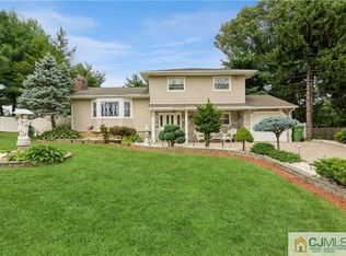 33 Dusko Dr, Parlin, NJ 08859