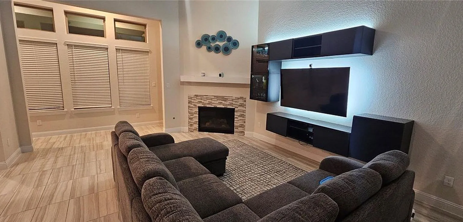 4 bed, 4.0 bath, 3325 sqft, $3,095 — Photo 3