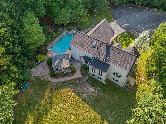 3rd image of 6402 Bellaire Bluffs Ln