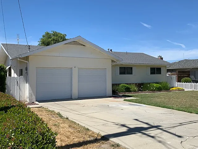 1043 Grove Ave — Photo 3