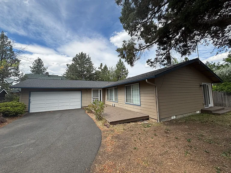 2816 NE Lapoint Ct — Photo 2