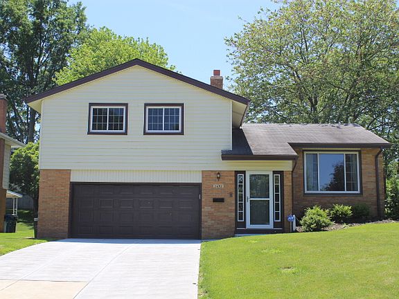 2nd image of 5695 Hollywood Dr