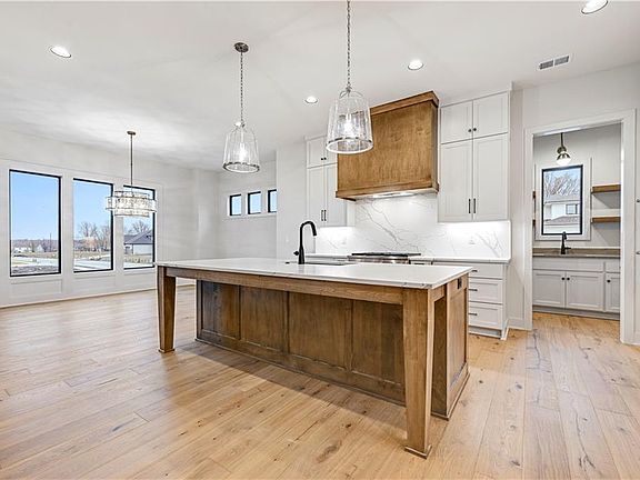 3rd image of 17017 Parkhill St