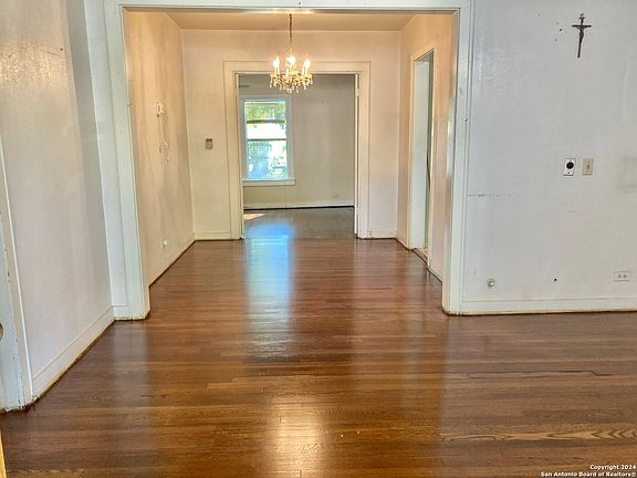 4th image of 1334 W Theo Ave